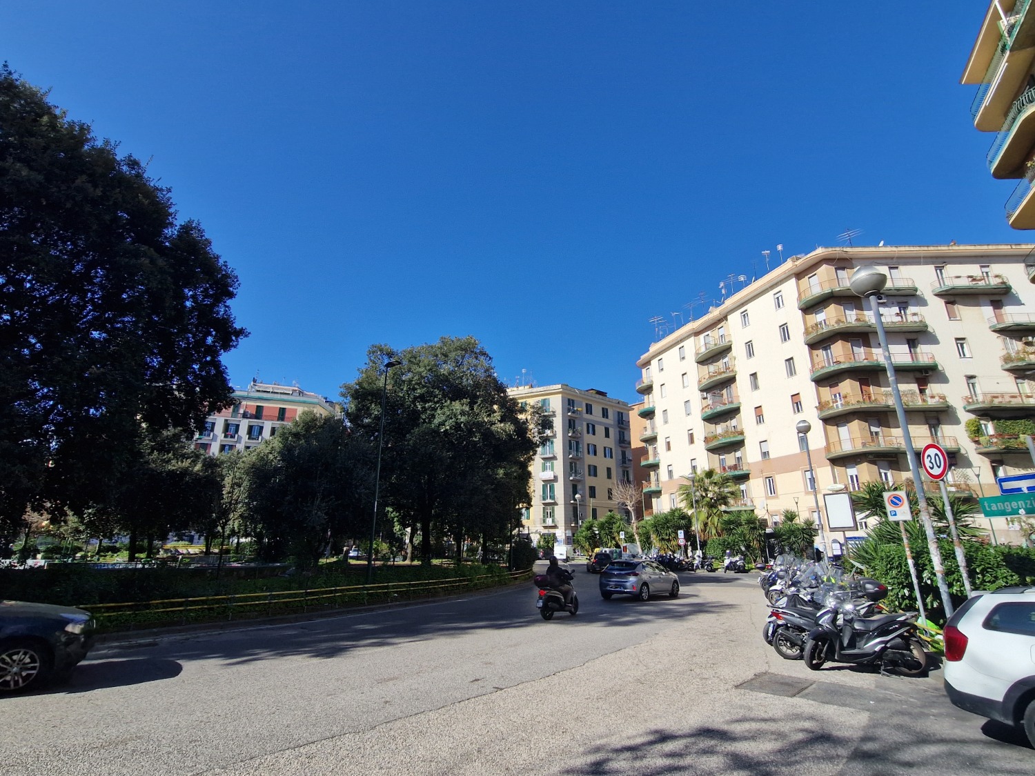 Piazza Medaglie D'Oro ad. 2 vani con terrazzo a livello