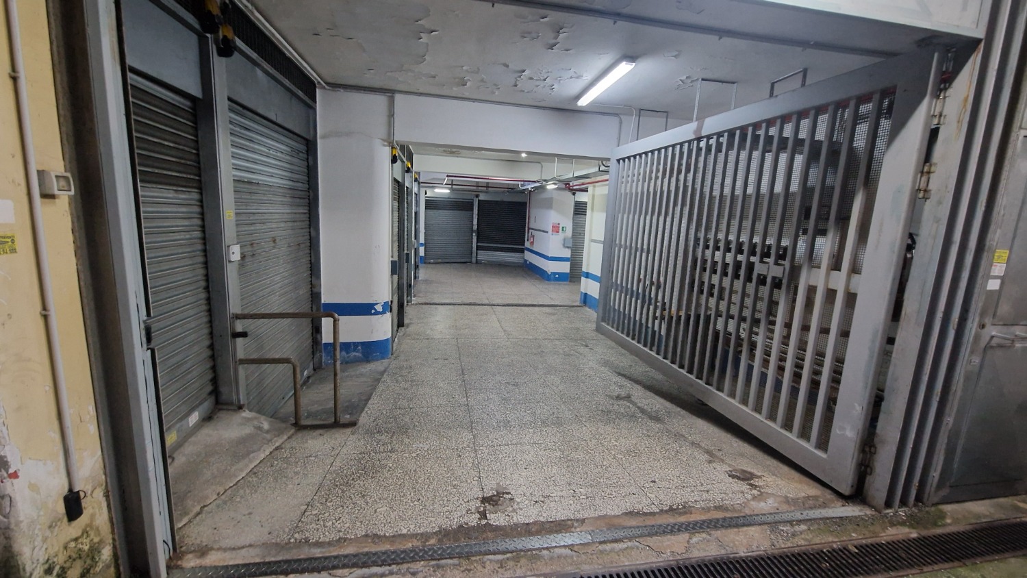 Vomero via Cilea ad. box moto 9 mq