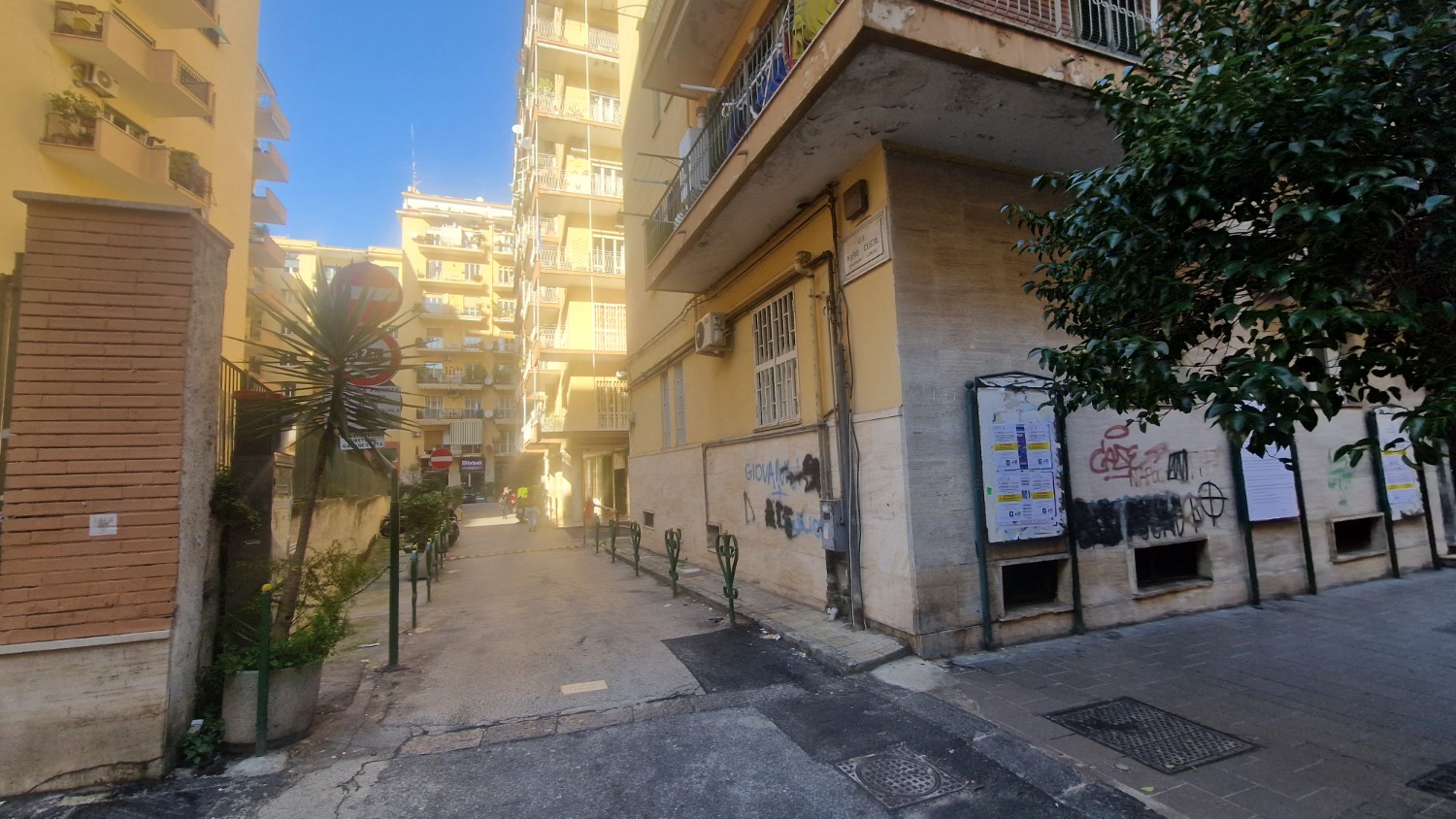 Vomero via Cilea ad. box moto 10 mq