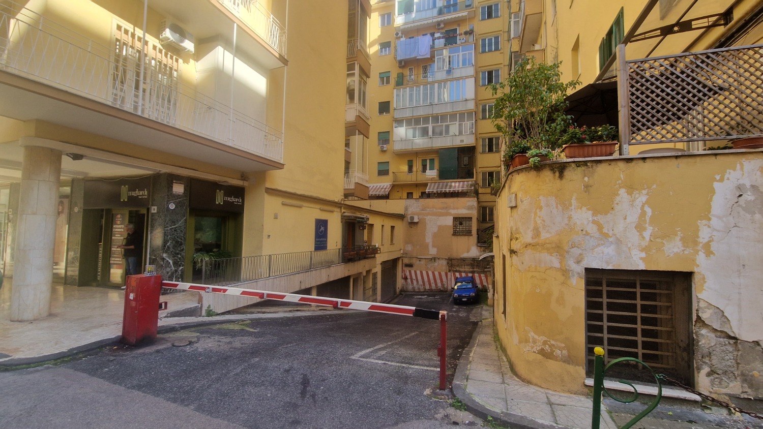 Vomero via Cilea ad. box moto 10 mq