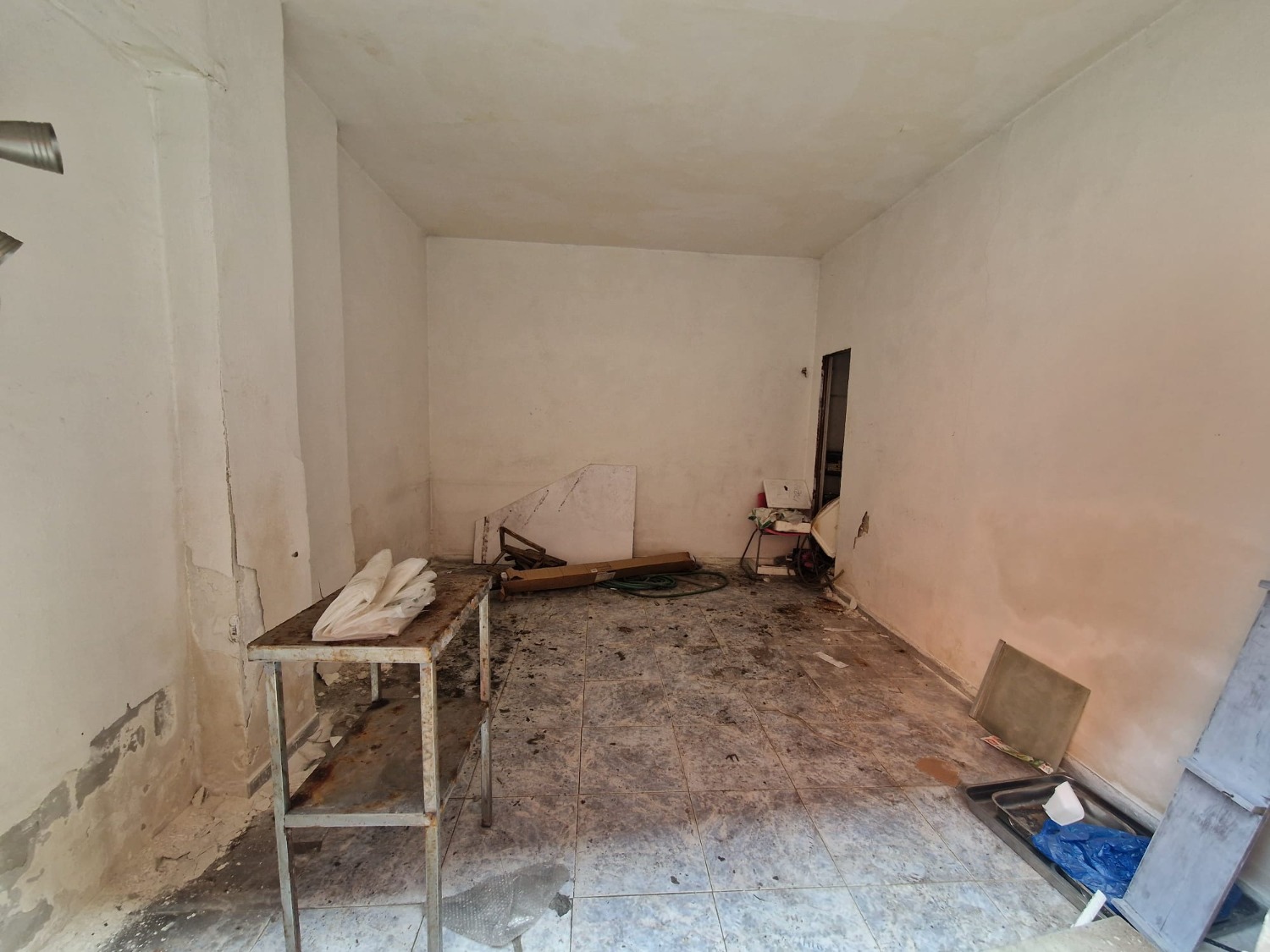 via orsi ad. Locale commerciale