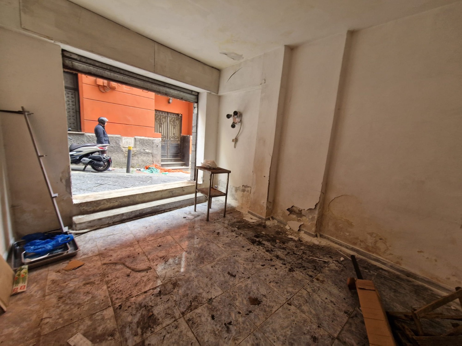 via orsi ad. Locale commerciale