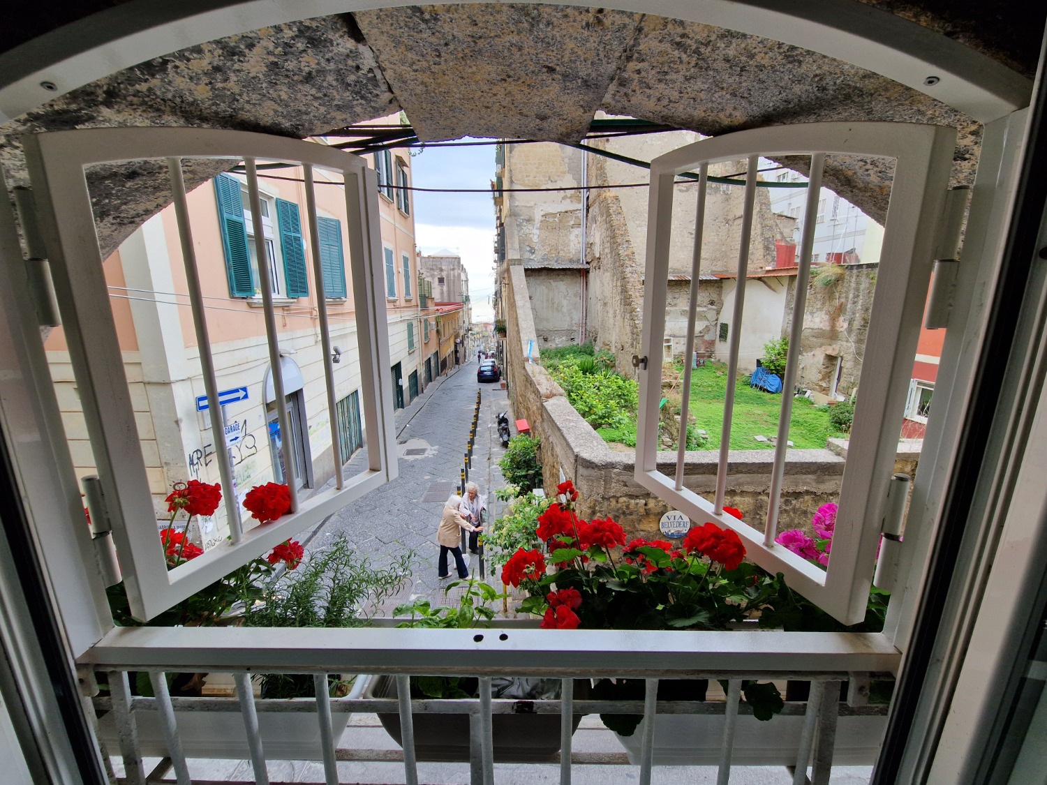 Vomero via Belvedere monolocale accessoriato vista mare