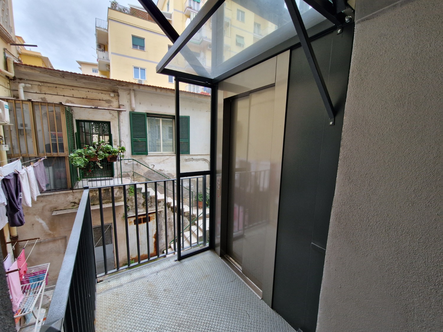 Vomero via Belvedere monolocale accessoriato vista mare