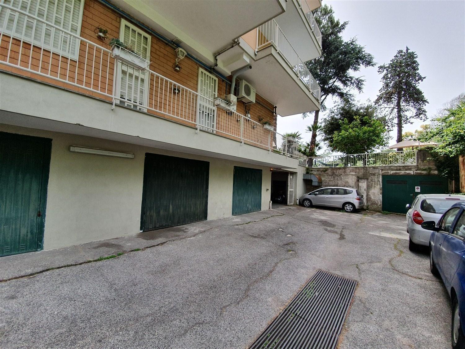 Viale Colli Aminei parte alta box auto 18 mq