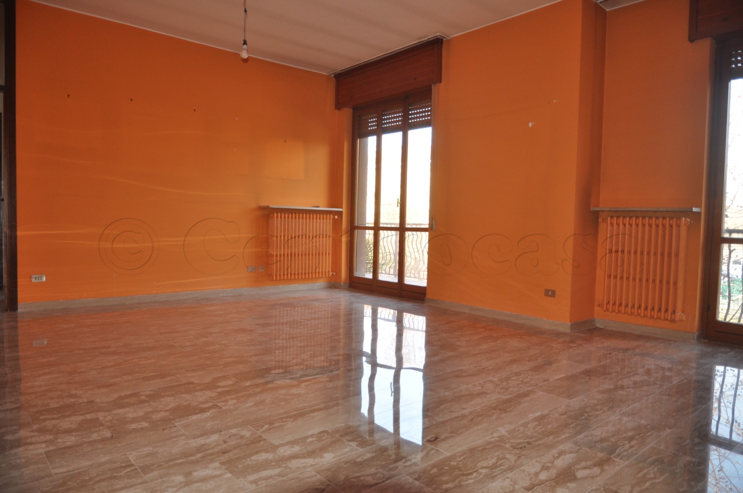 MAGENTA: AMPIO 4 LOCALI CON BOX € 750