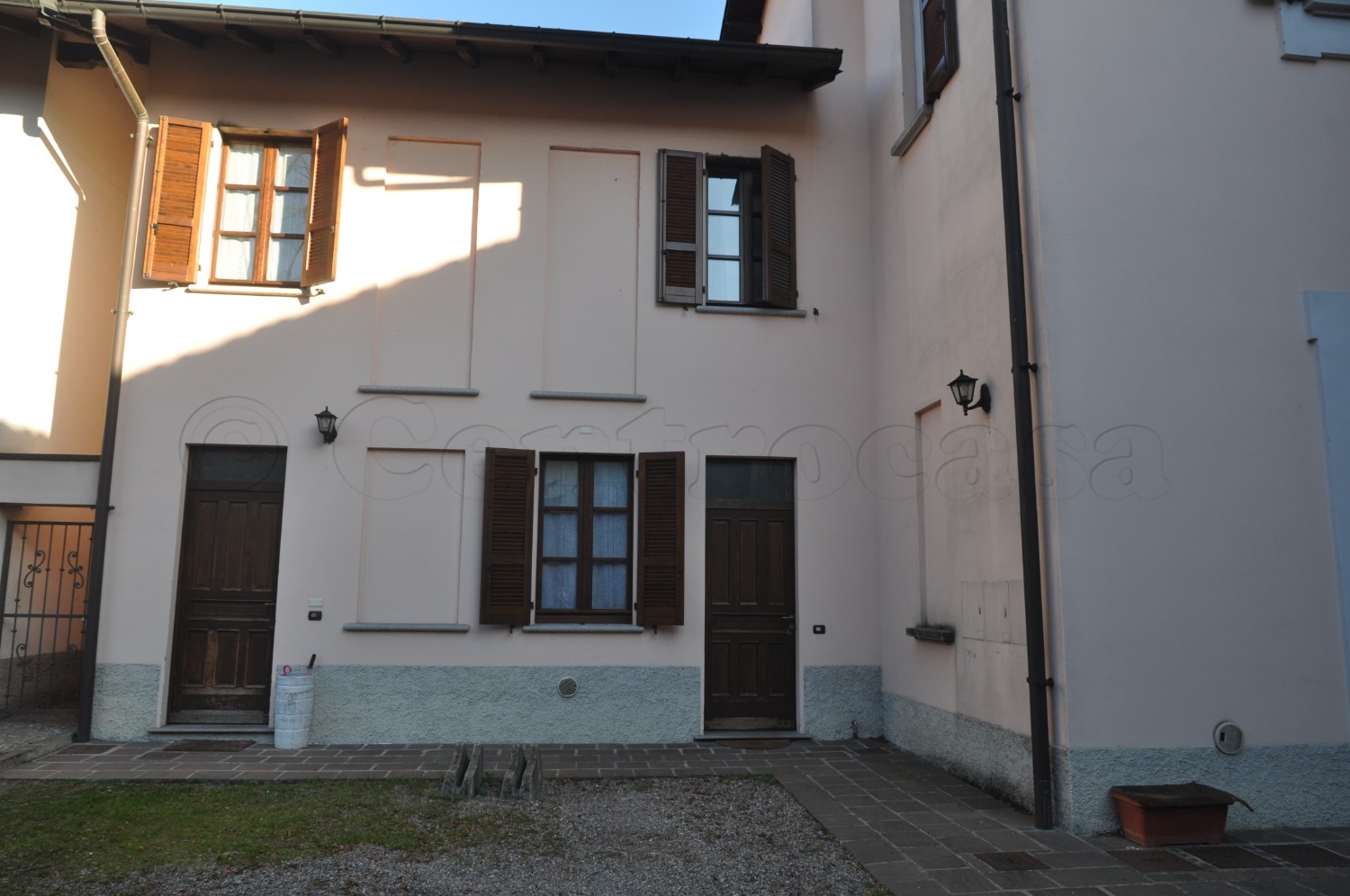 MAGENTA CENTRO: IN CORTE 3 LOCALI CON GIARDINO € 700