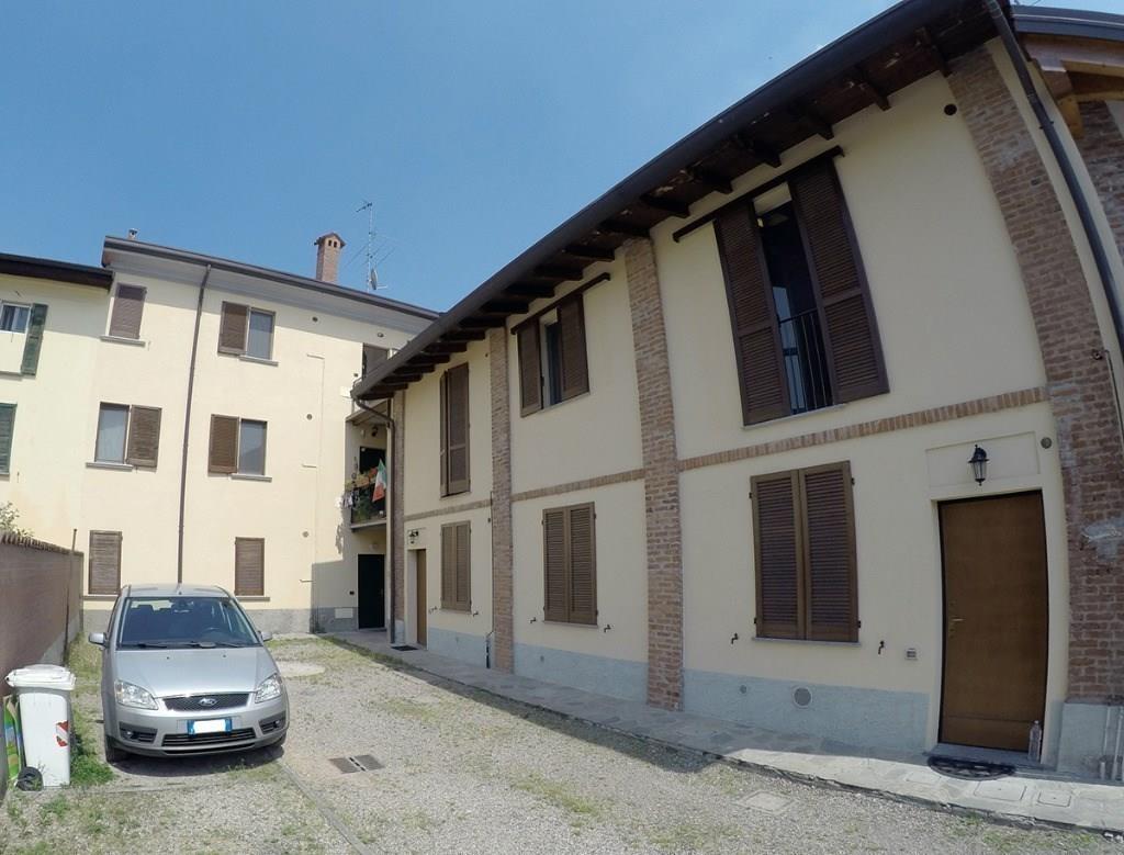 ROBECCO S/N -  3 LOCALI IN CORTE € 97.000 - T3232