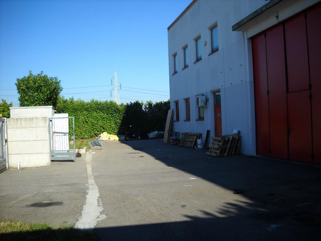 BERNATE TICINO -  Capannone € 2.000 - CA913