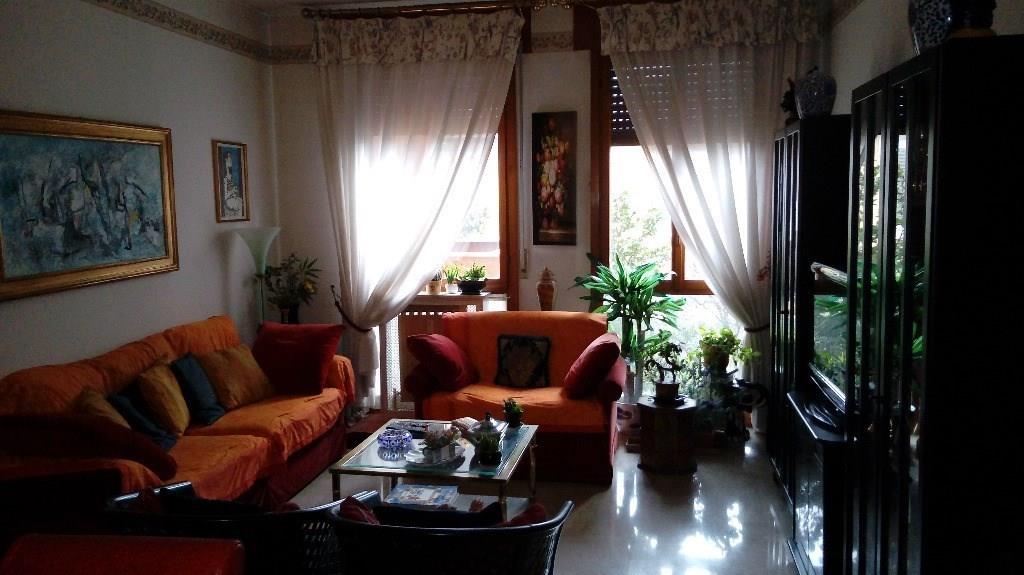 A3166 MAGENTA Centro: 3 LOCALI non arredato € 600