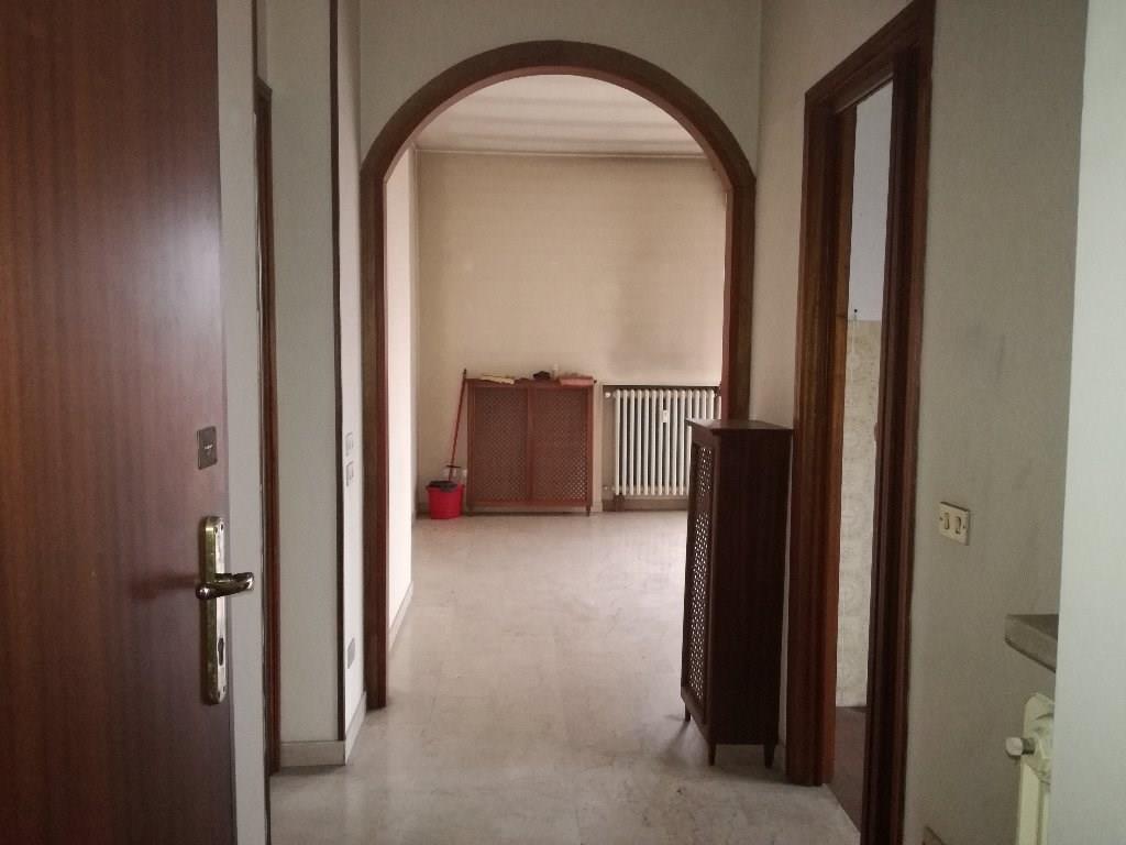 T3186 Magenta: 3 LOCALI con box € 100.000