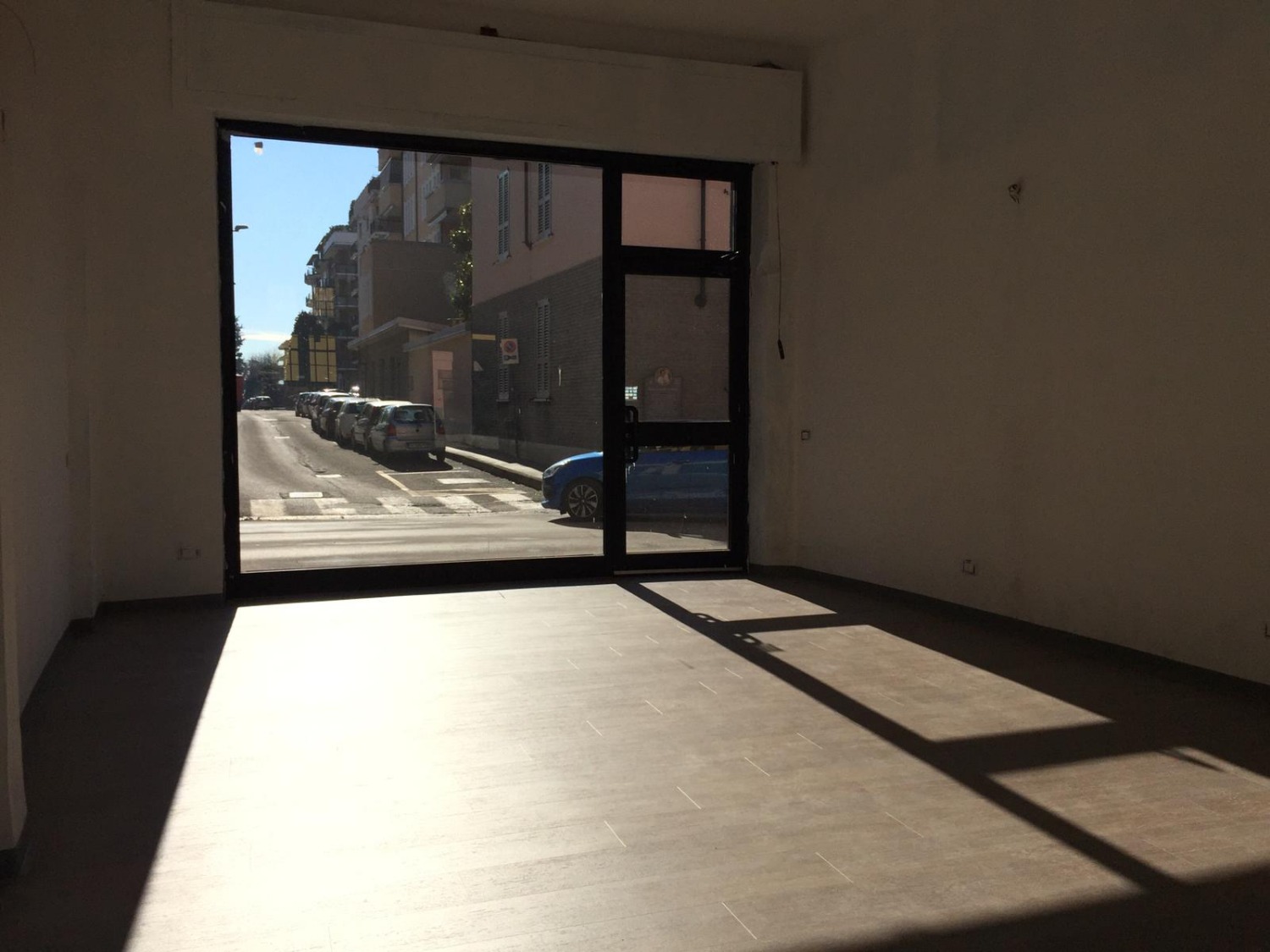 NA102 Magenta Via Roma: Negozio con vetrina € 500