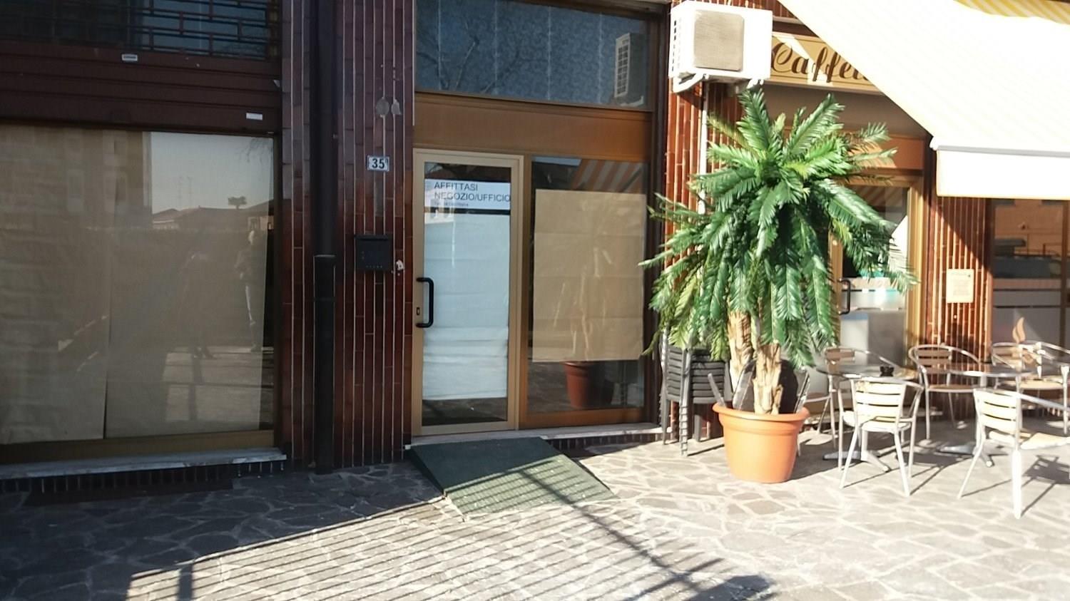 CORBETTA: NEGOZIO 70 mq + 2 vetrine € 115.000