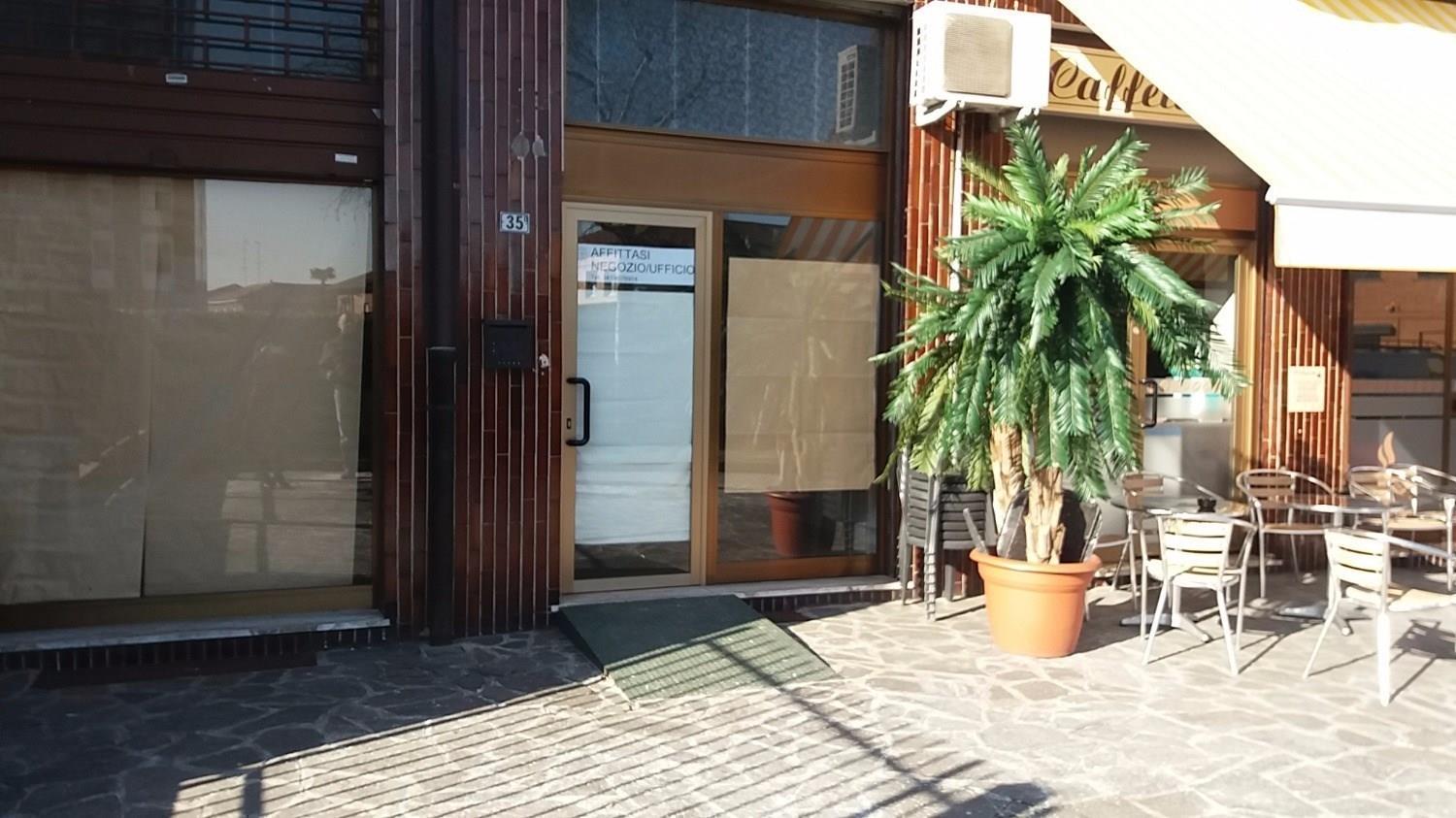 Rif. AA206 CORBETTA NEGOZIO 70 MQ + 2 vetrine € 500
