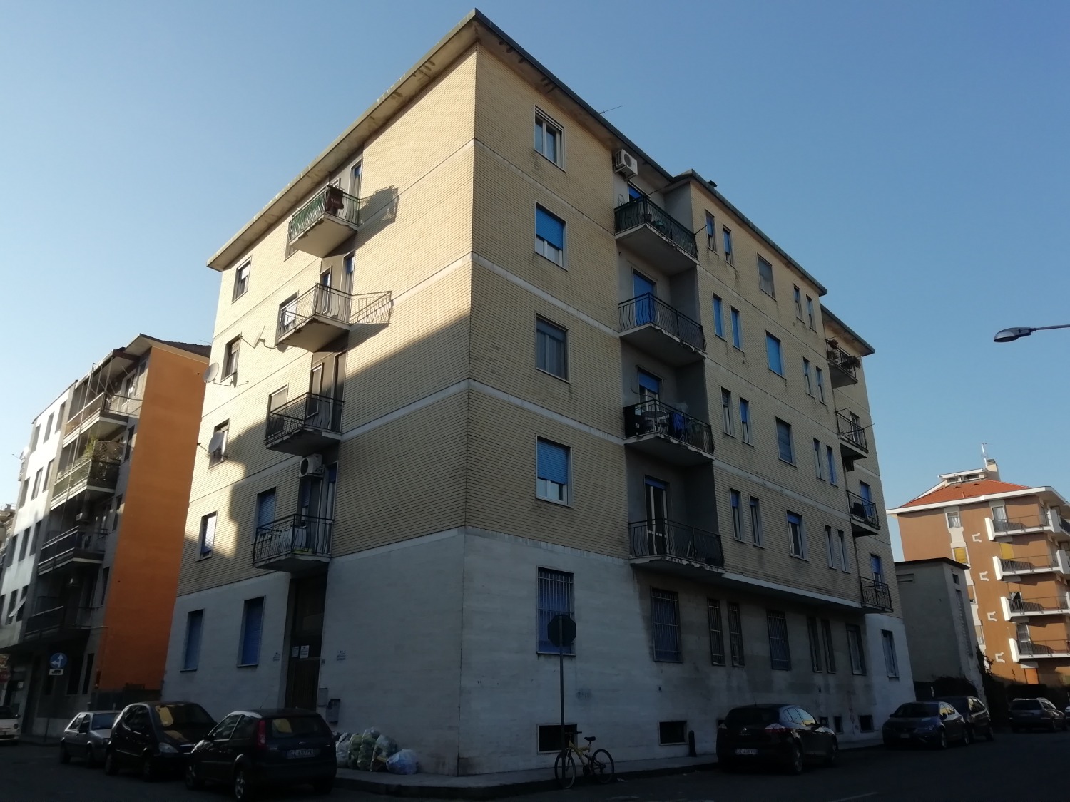 T2183 Magenta: 2 locali da personalizzare € 58.000