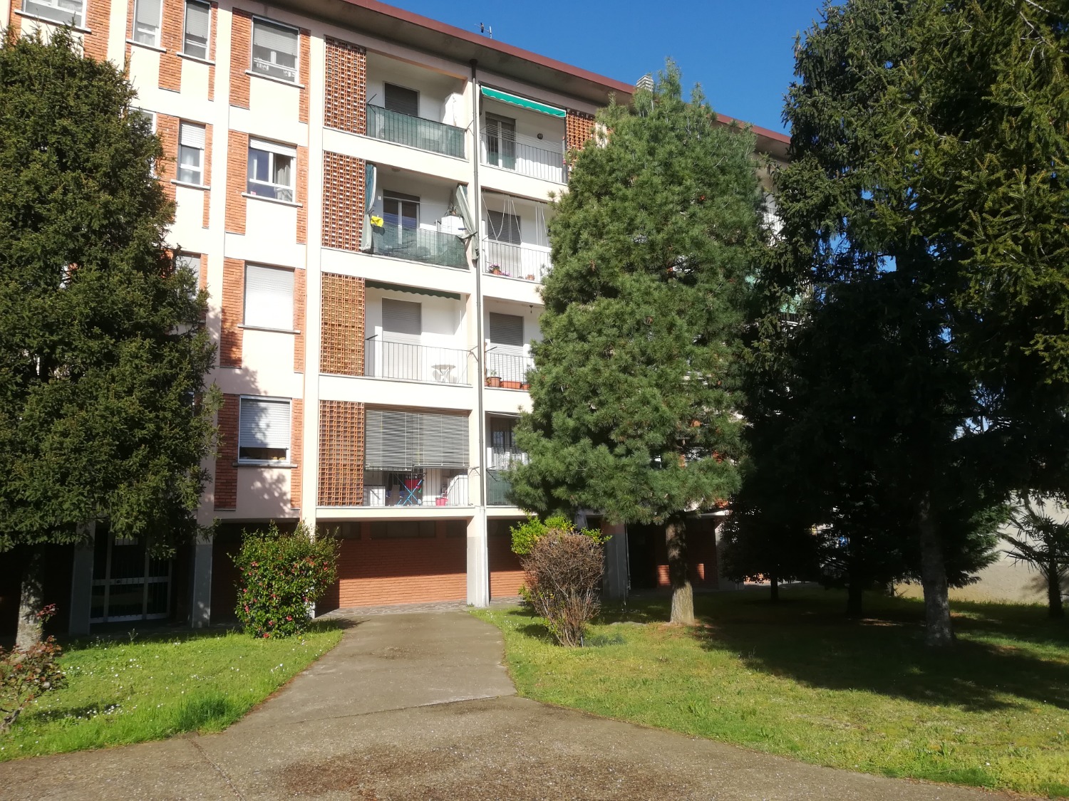 T2186 MAGENTA: 2 LOCALI € 48.000 + poss.tà box