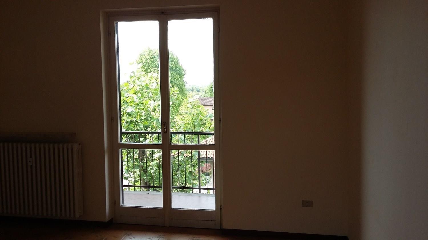 A3175 CASOREZZO: 3 LOCALI VUOTO € 480