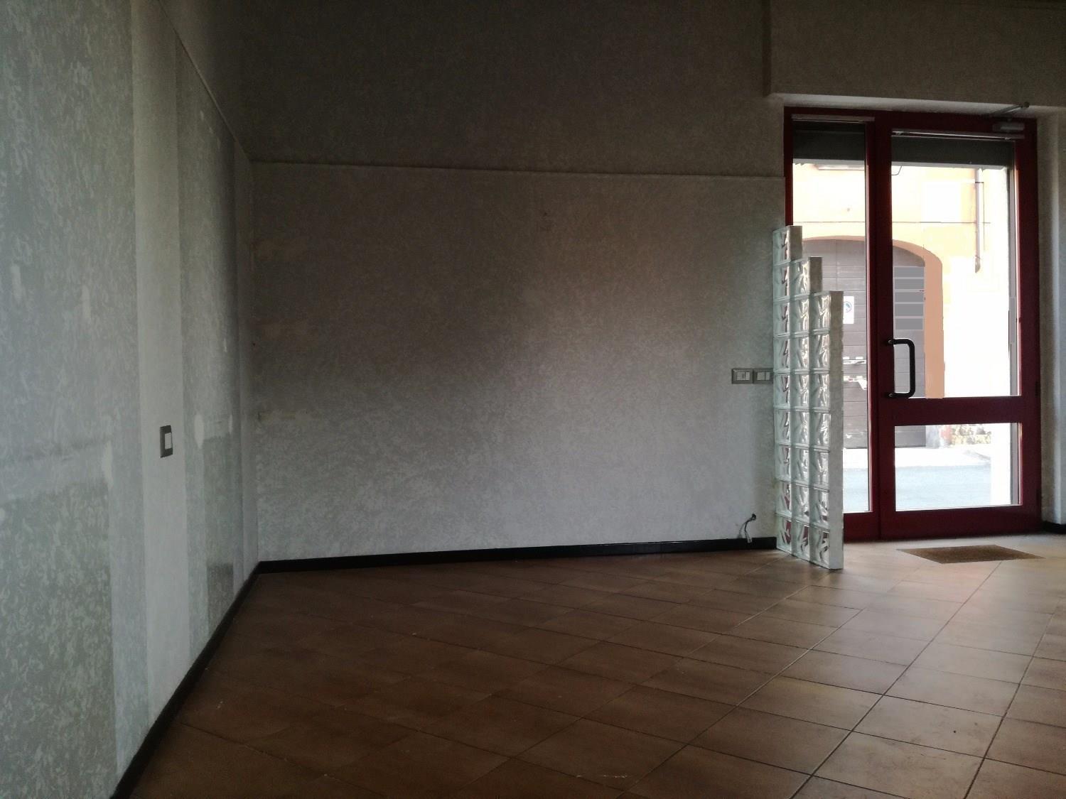 NA205 MAGENTA Ad.ze CENTRO Negozio con vetrina € 650