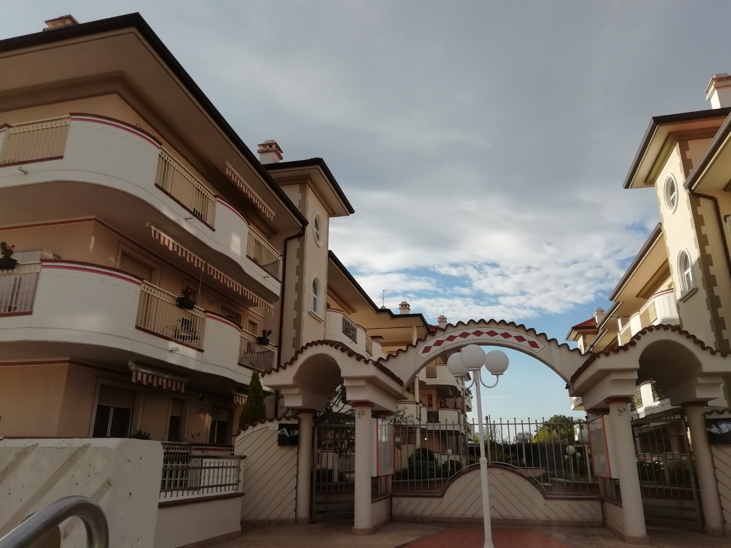 T3296 Ossona: 3 locali + 2 bagni +Box Recente € 183.000