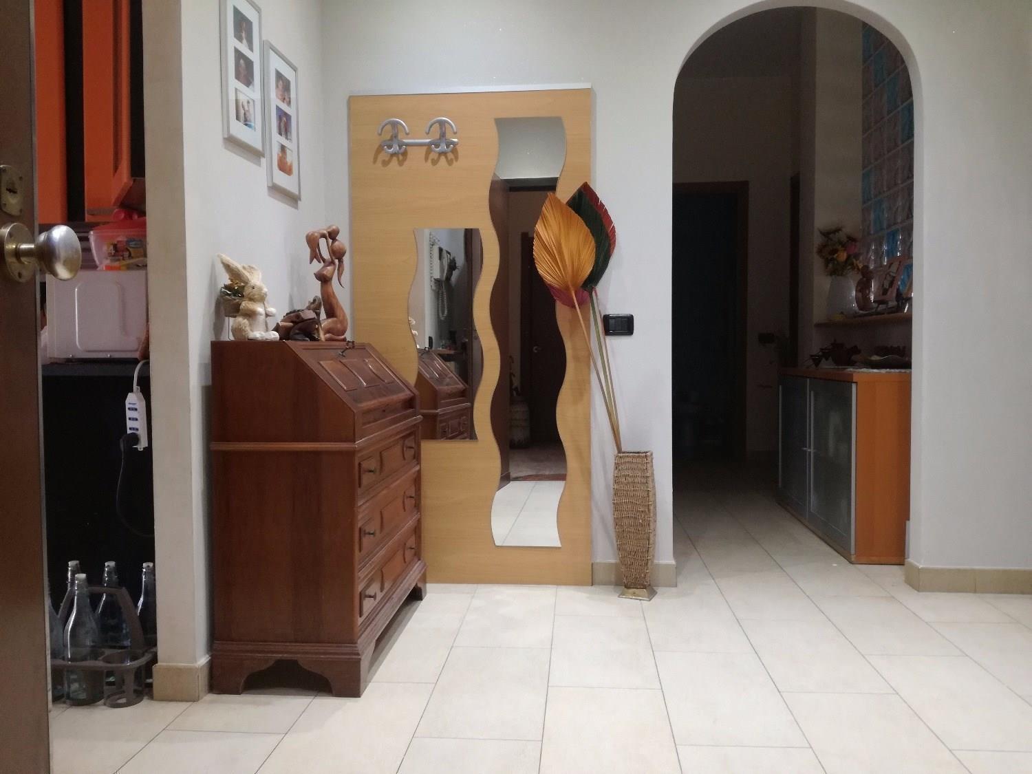 T3255 CORBETTA: 3 LOCALI CON DOPPI SERVIZI € 135.000