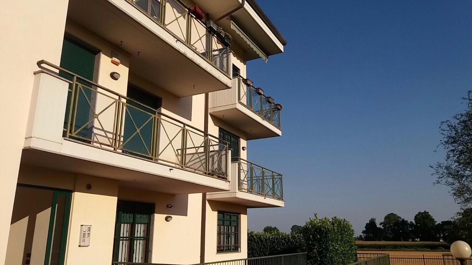 A2247 Magenta: 2 locali arredato + box  € 550