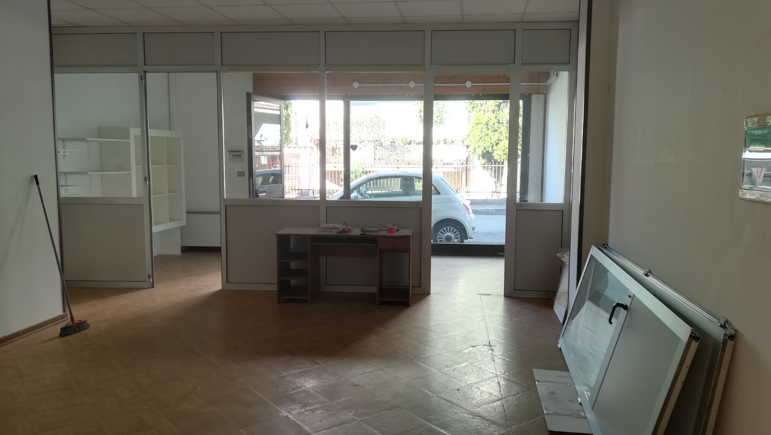 NA213 Corbetta: Negozio con vetrina mq 70 € 450