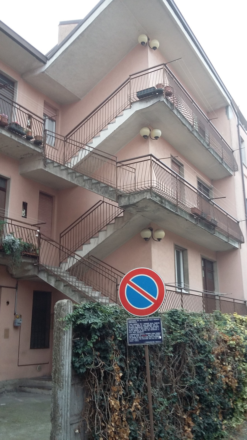 A2310 ROBECCO S/N: 2 LOCALI in centro € 300