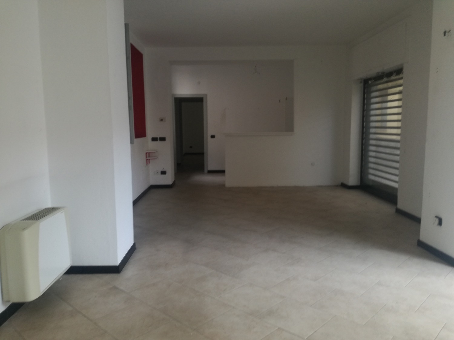 NA206 MAGENTA CENTRO: NEGOZIO CON 2 VETRINE € 1.083