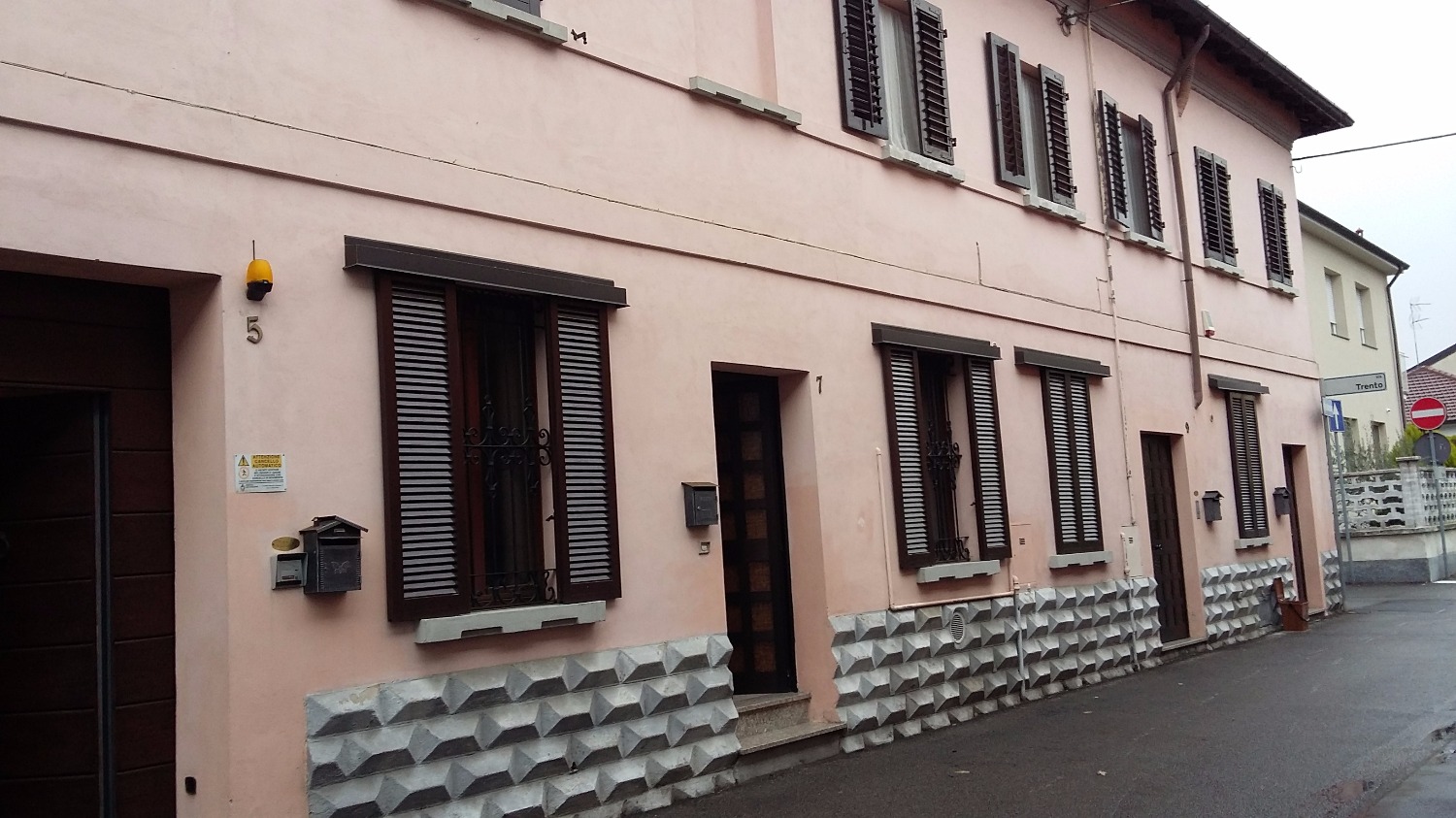 Rif A3145 Ossona: 3 locali in corte € 450