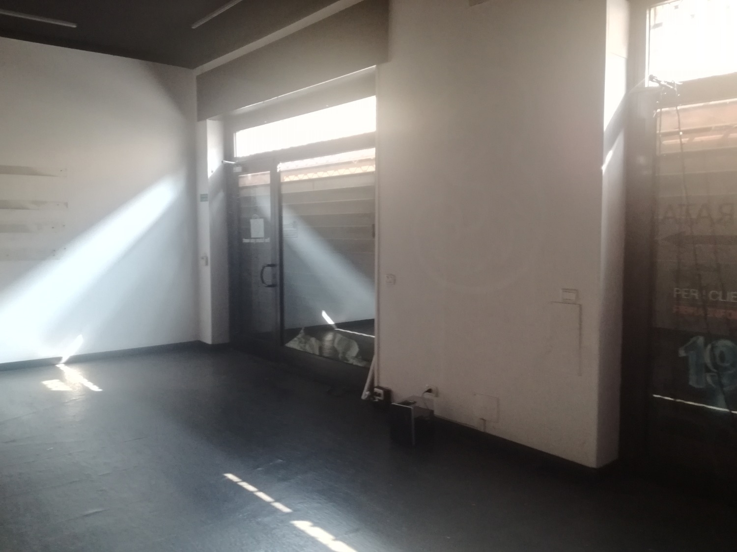 NA215 Magenta Centro: Negozio con 2 vetrine € 1.200