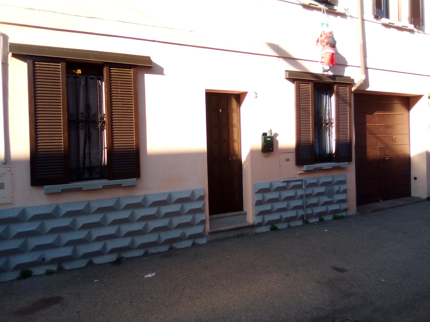 A2323 Ossona: Bilocale arredato in corte € 350