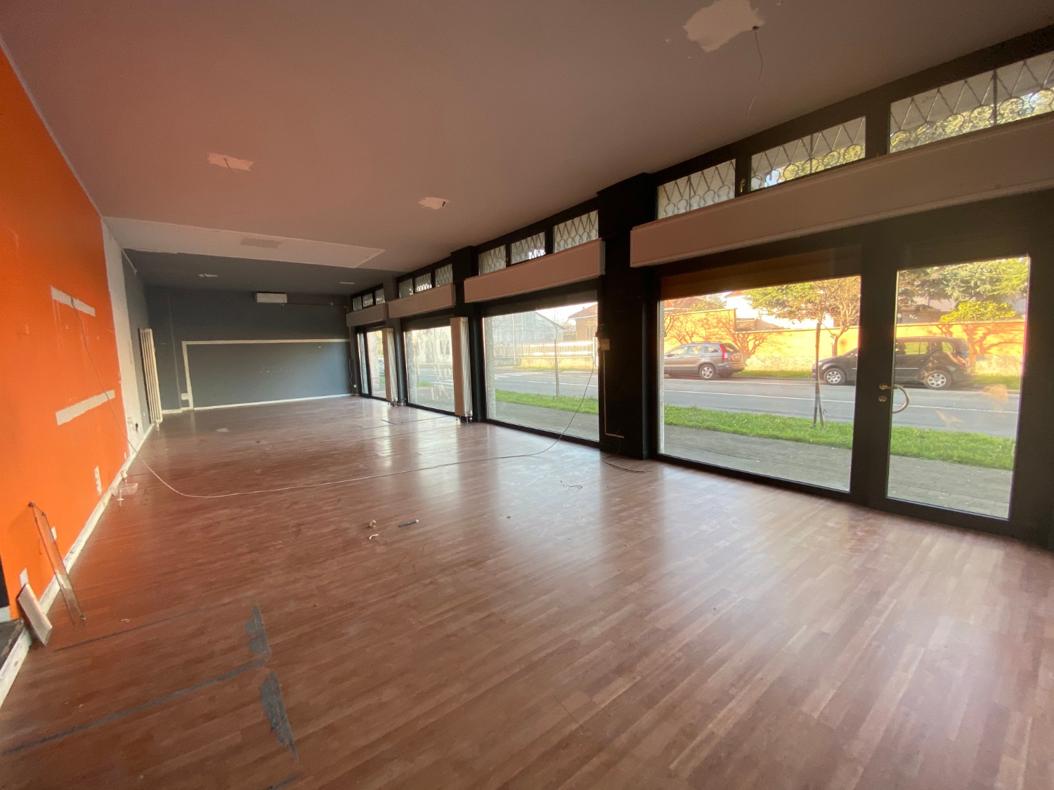 NT402 Magenta: Negozio con 5 vetrine € 150.000