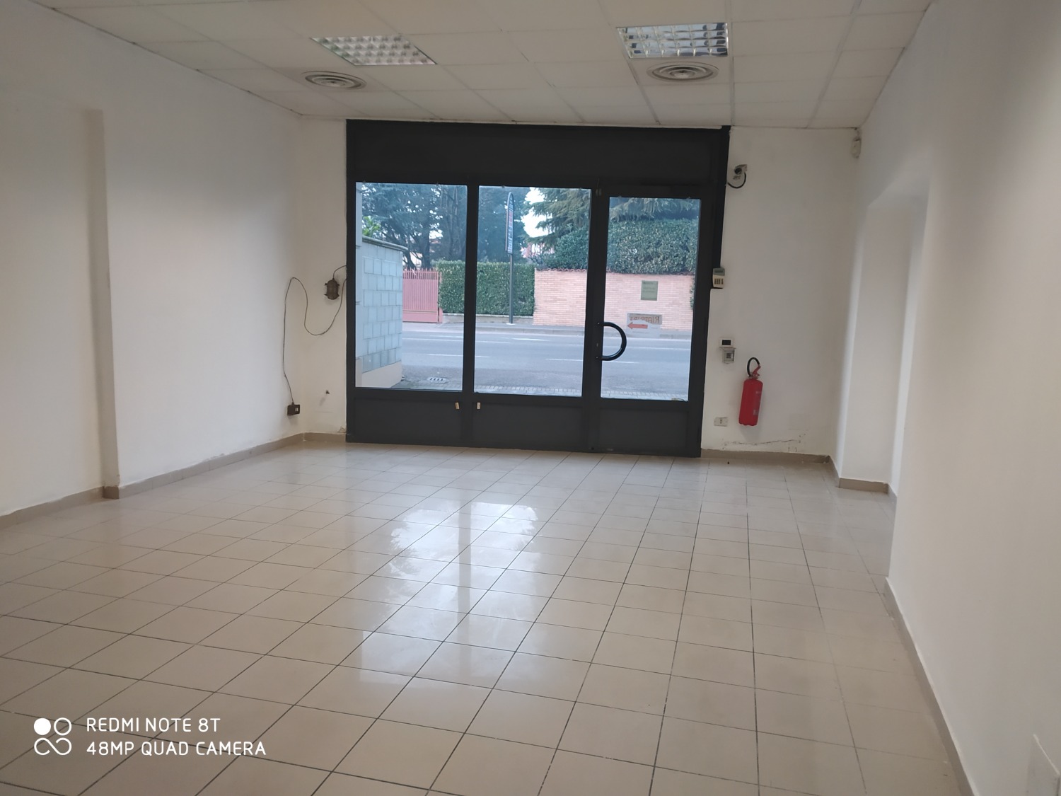 NA304 Corbetta: Negozio 80 mq c.ca con vetrina € 950