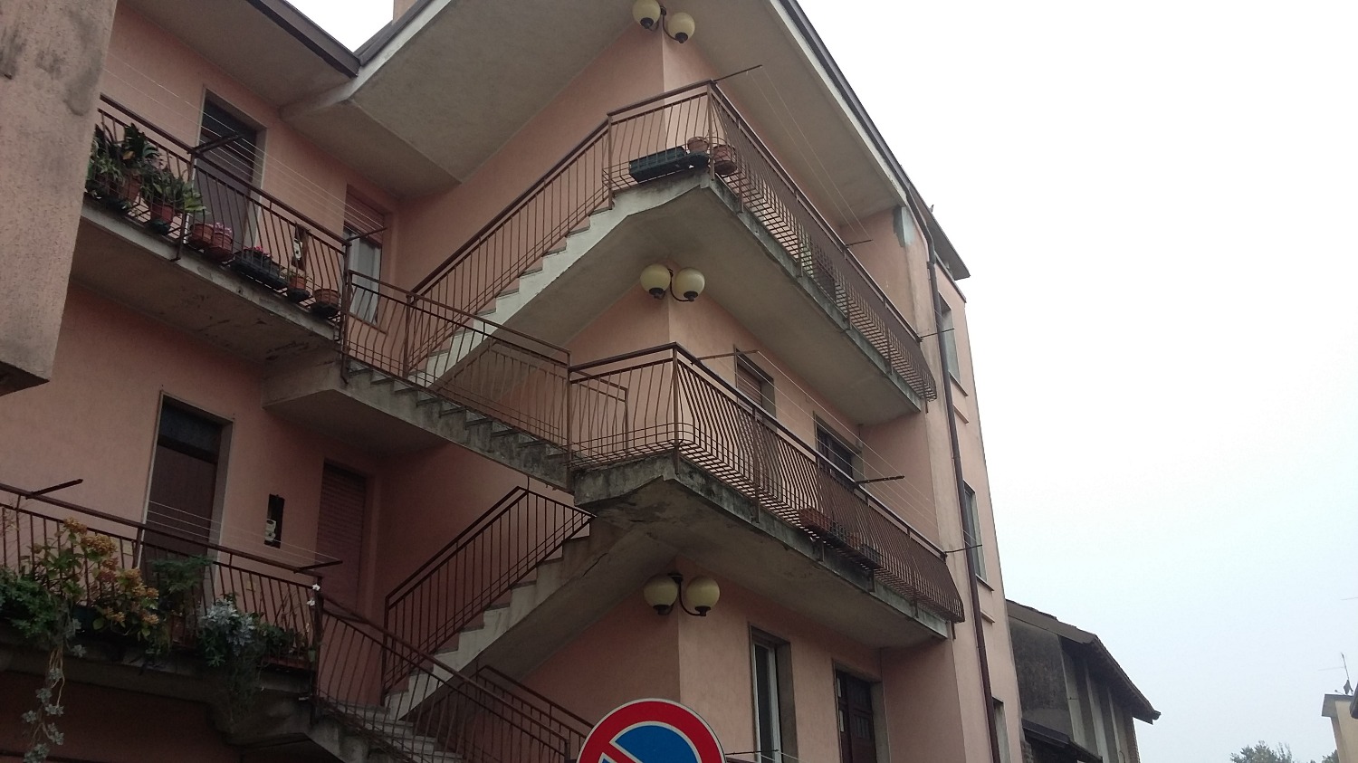 A2311 ROBECCO S/N: 2 LOCALI in centro € 300