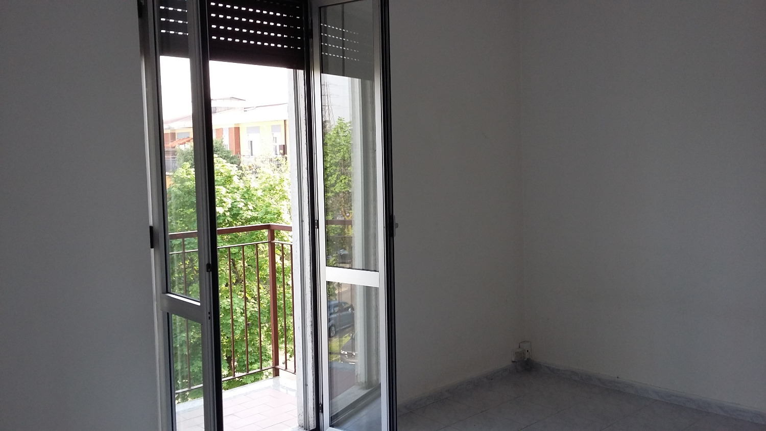 MAGENTA: 2 LOCALI NON ARREDATO € 490