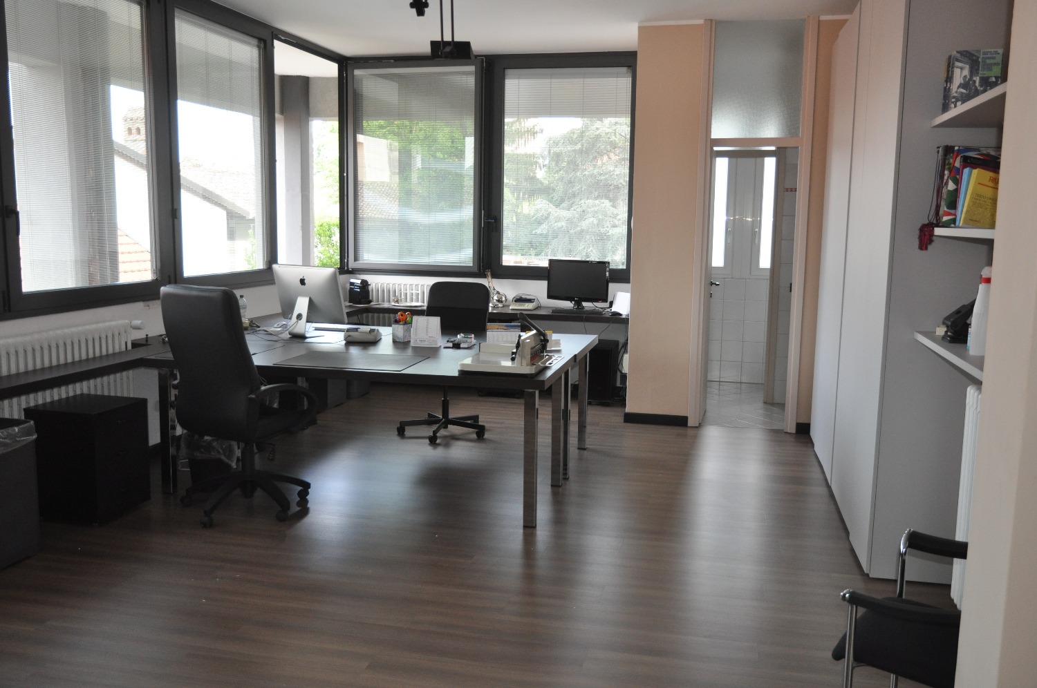 ABBIATEGRASSO: Grande Ufficio Arredato € 800