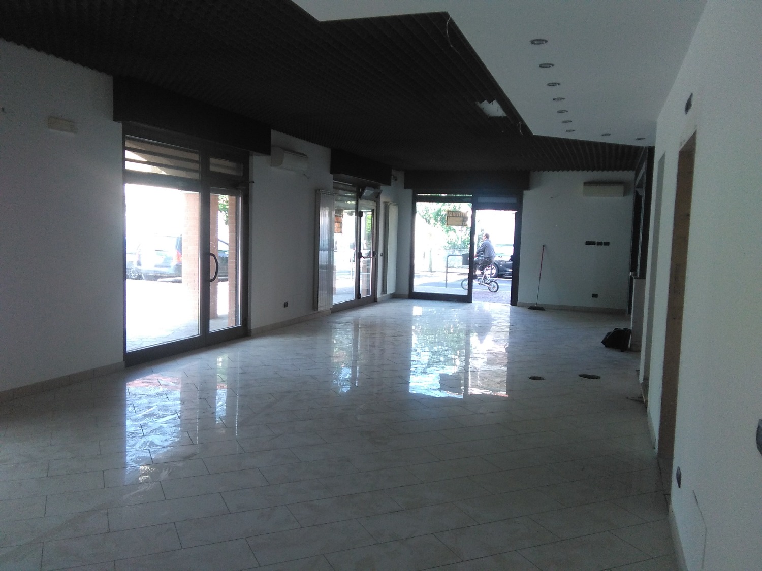 NA701 S.Stefano Ticino: Negozio con vetrine € 950