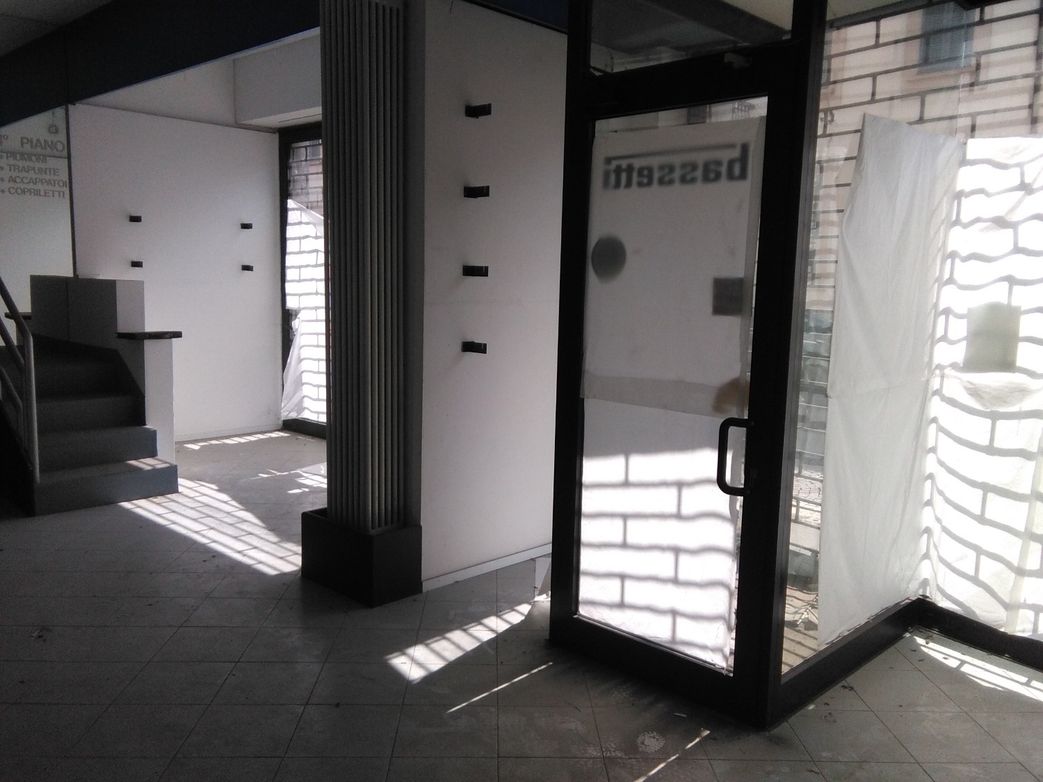 NA403 Magenta Centro:  Negozio con 2 vetrine € 1.100