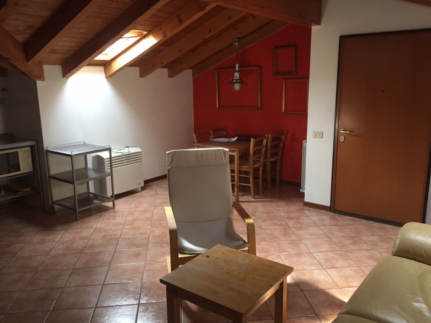 A3189 Ossona: 3 locali arredato mansardato € 580