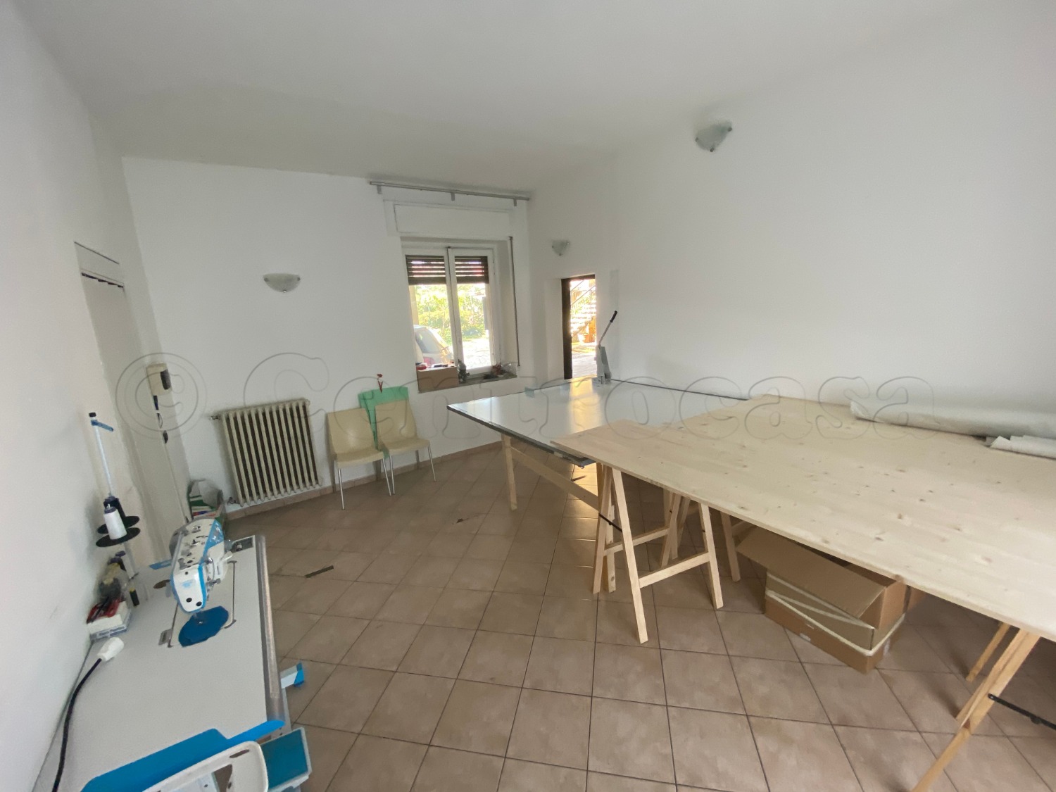 MAGENTA: Piccolo negozio con vetrina € 270