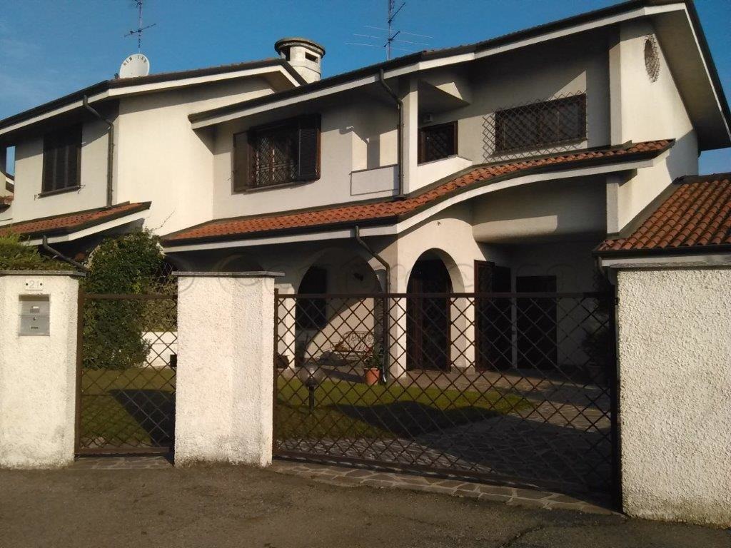 ARLUNO: SPLENDIDA VILLA A SCHIERA CON GIARDINO 269.000€