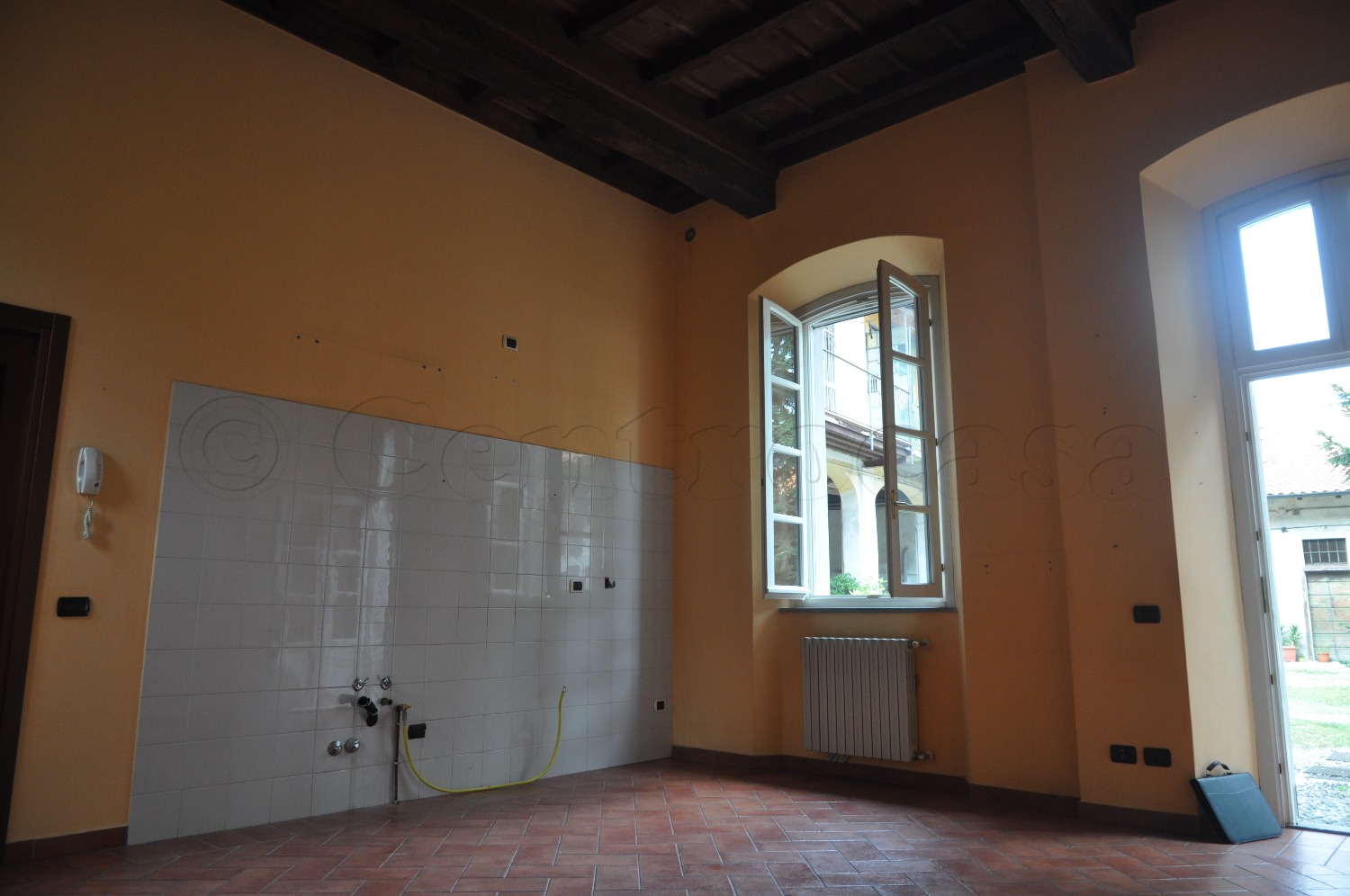 MAGENTA:  IN CORTE IN CENTRO BILOCALE NON ARREDATO €450