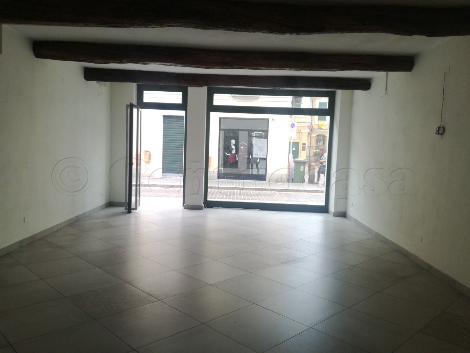 MAGENTA: IN CENTRO NEGOZIO CON VETRINA € 700