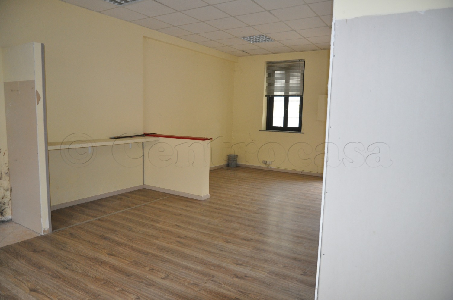 MAGENTA: IN VIA CENTRALE NEGOZIO CON VETRINA € 700