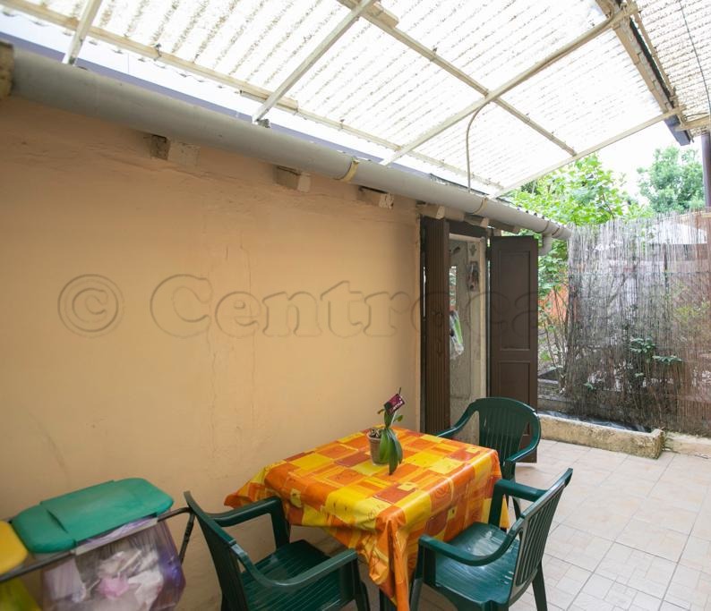 MAGENTA: 2 LOCALI CON GIARDINO ARREDATO IN CORTE € 500