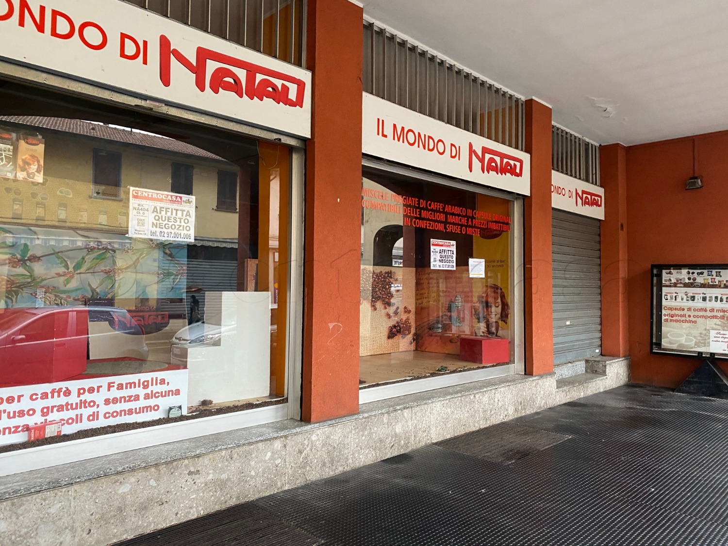 MAGENTA VIA ROMA: NEGOZIO CON VETRINE € 950