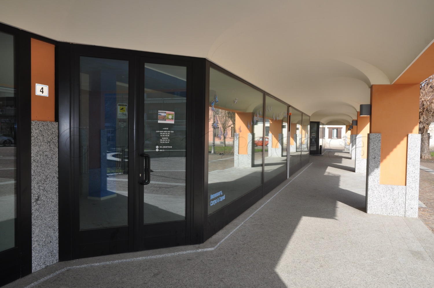 S.STEFANO T.NO: NEGOZIO CON VETRINA IN CENTRO € 550