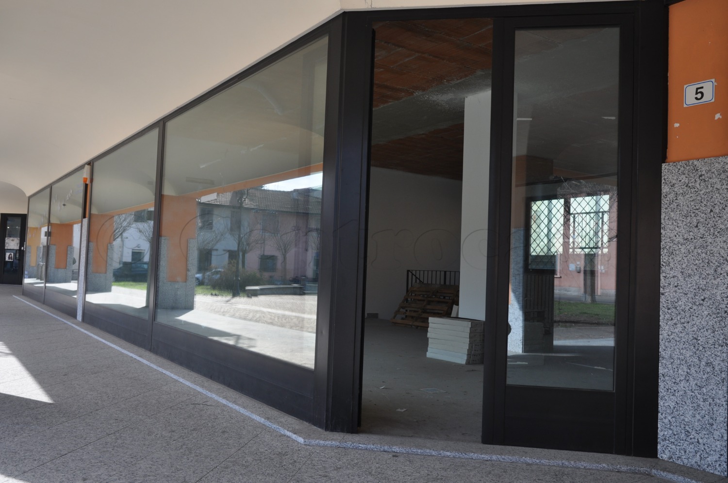 S.STEFANO T.NO: NEGOZIO CON VETRINE IN CENTRO € 600