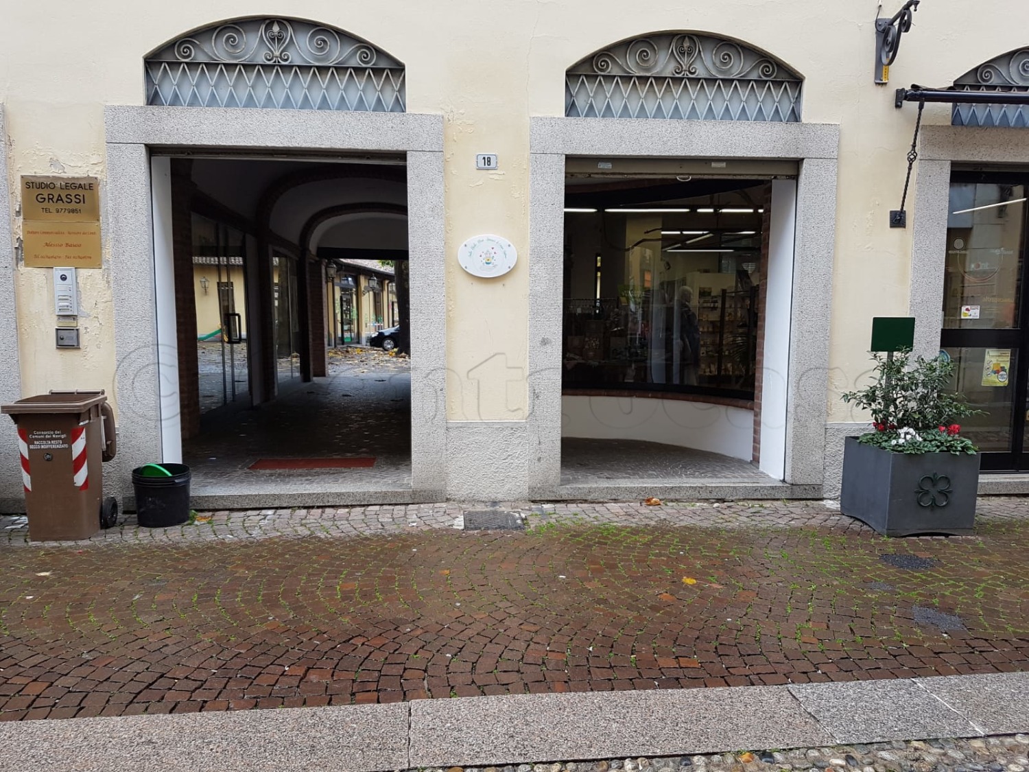 NT404 CORBETTA CENTRO: NEGOZIO CON 4 VETRINE € 140.000