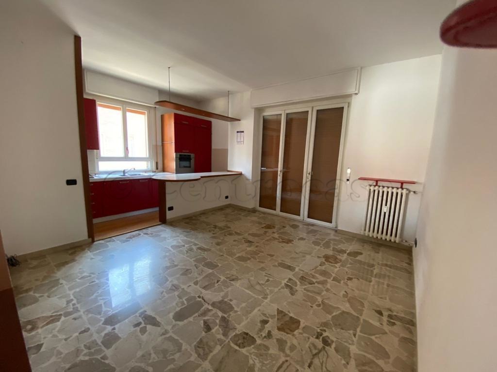 MAGENTA: 2 LOCALI+BOX COMODO PER LA STAZIONE € 78.000